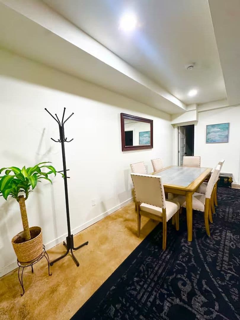 Moscow Apartment: 404 S Van Buren