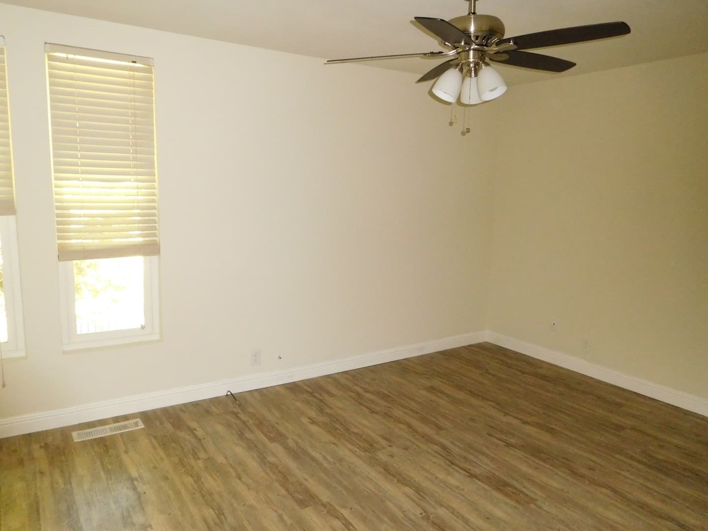 Sacramento House: 215 Roundtree Court