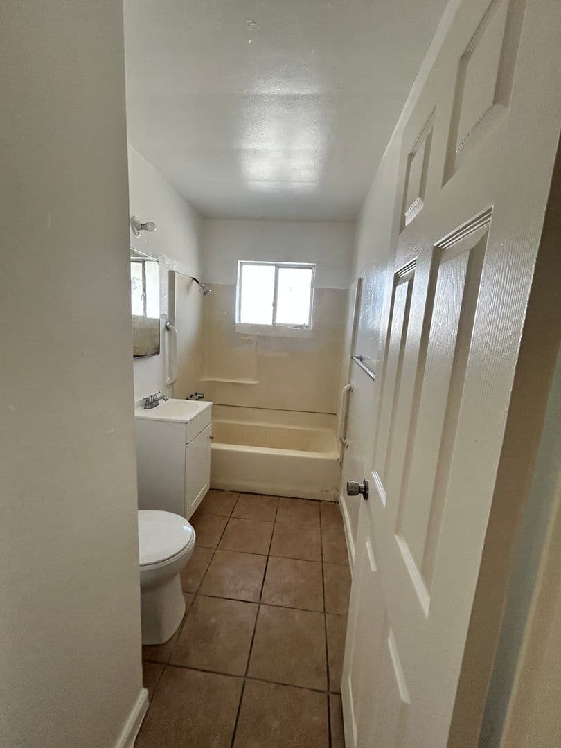 Hanford Apartment: 1012 Rodgers Rd