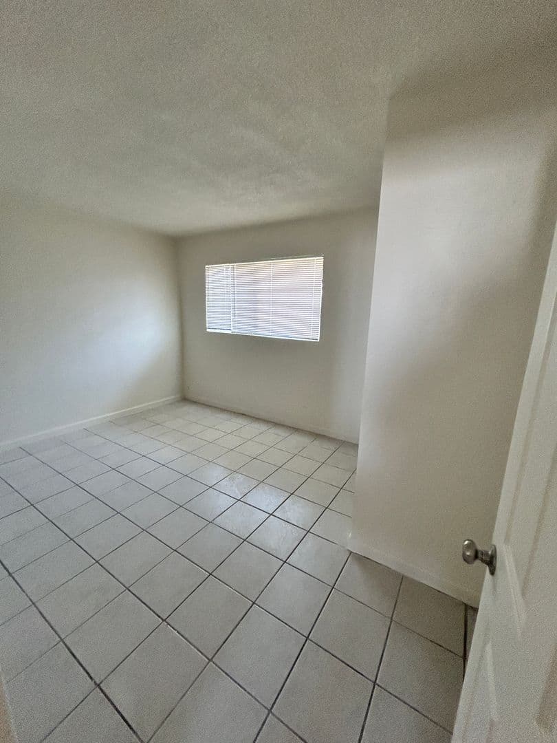 Hanford Apartment: 1012 Rodgers Rd