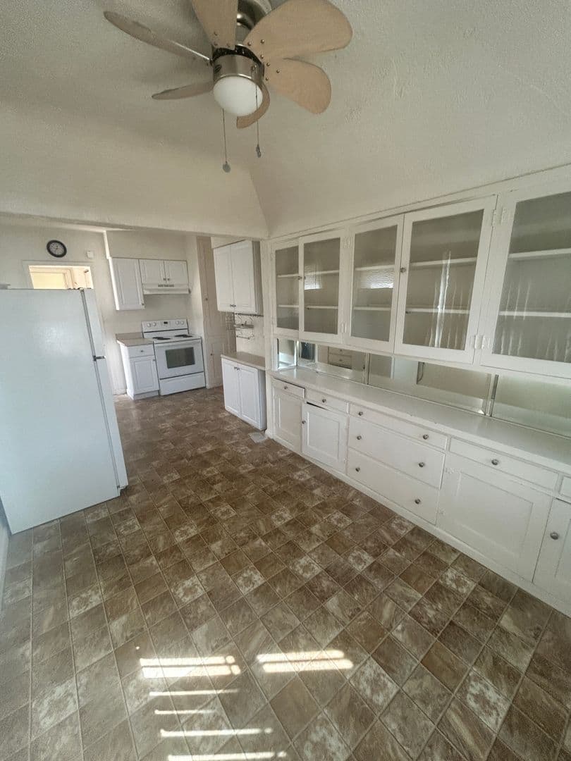 Hanford House: 1724 N Douty St