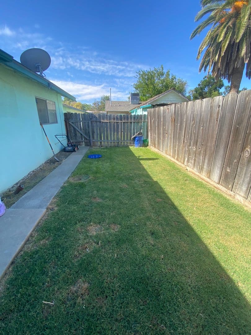 Hanford Apartment: 2024 Carter Way