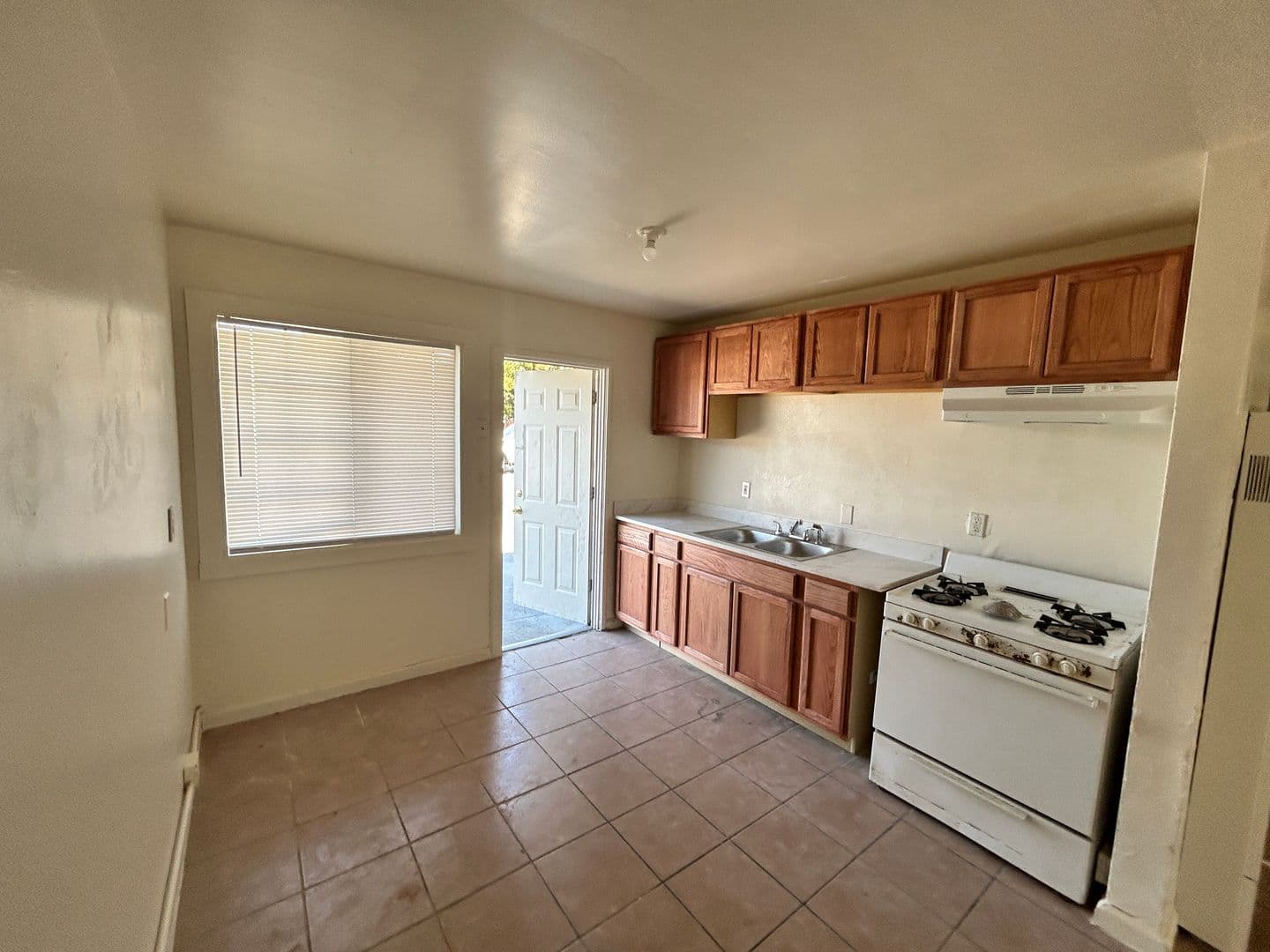 Hanford Apartment: 1012 Rodgers Rd
