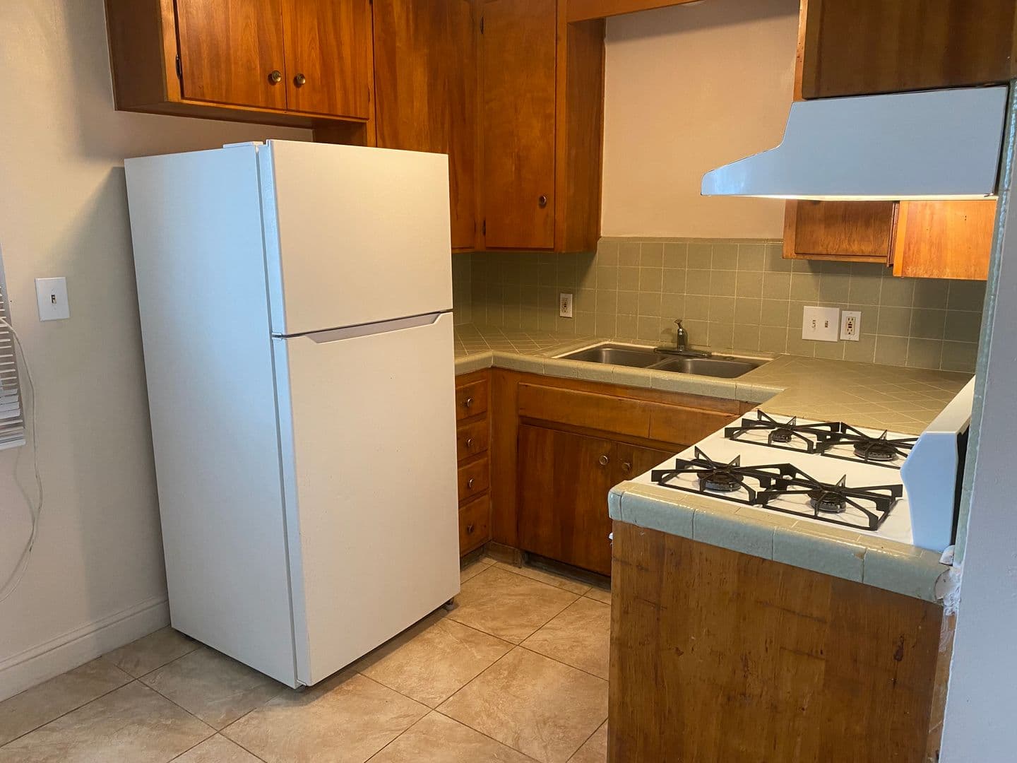 Hanford Apartment: 412 Ford St
