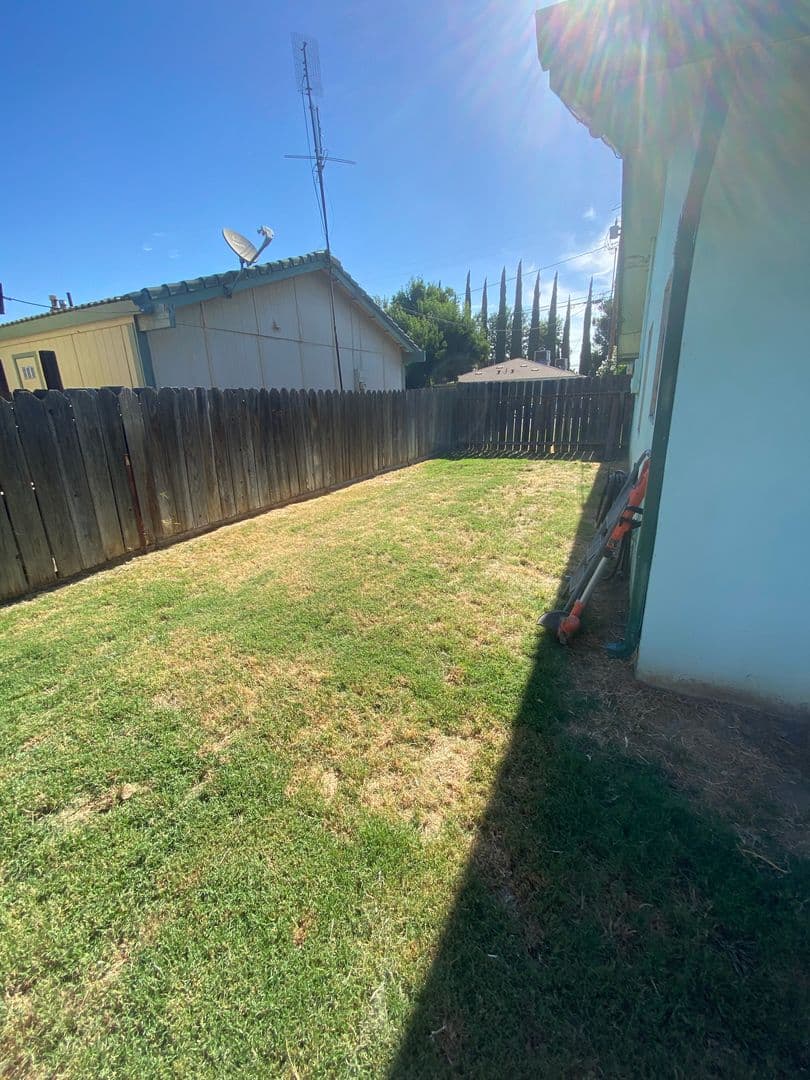 Hanford Apartment: 2024 Carter Way