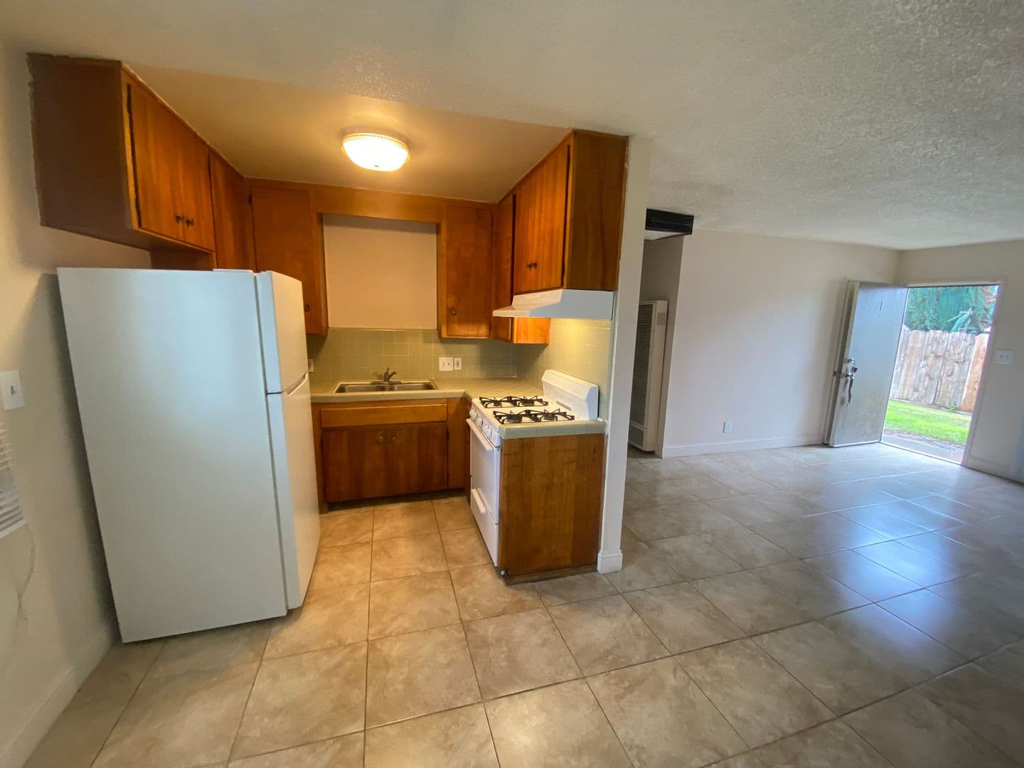 Hanford Apartment: 412 Ford St