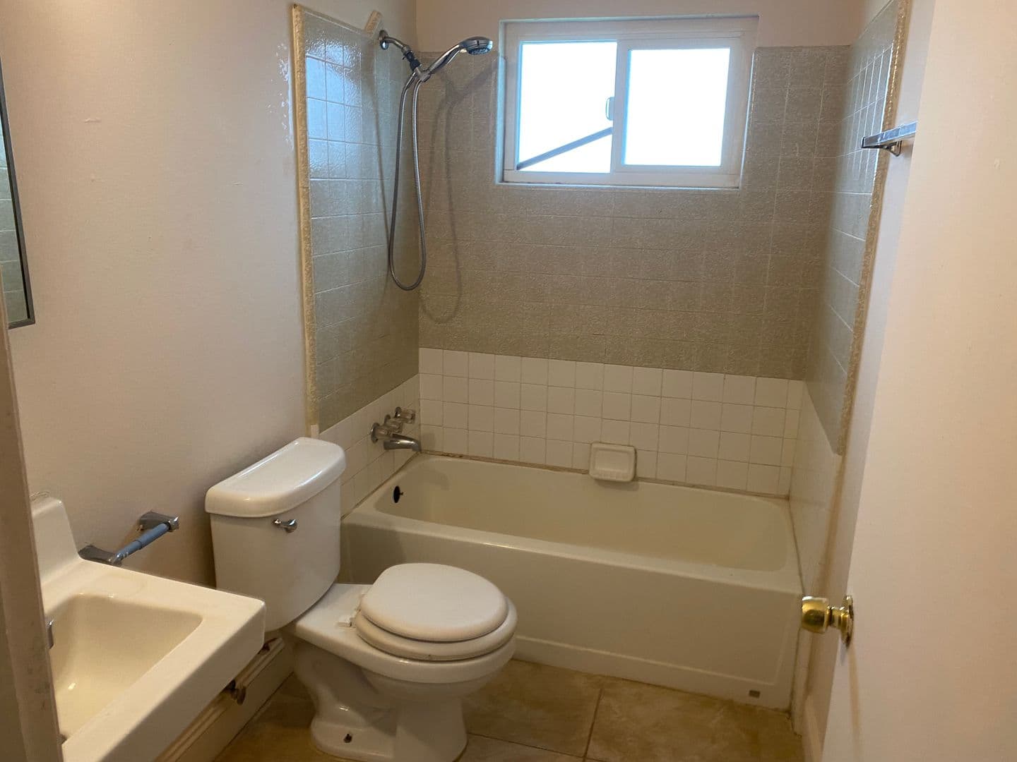 Hanford Apartment: 412 Ford St