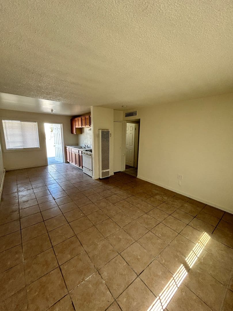 Hanford Apartment: 1012 Rodgers Rd