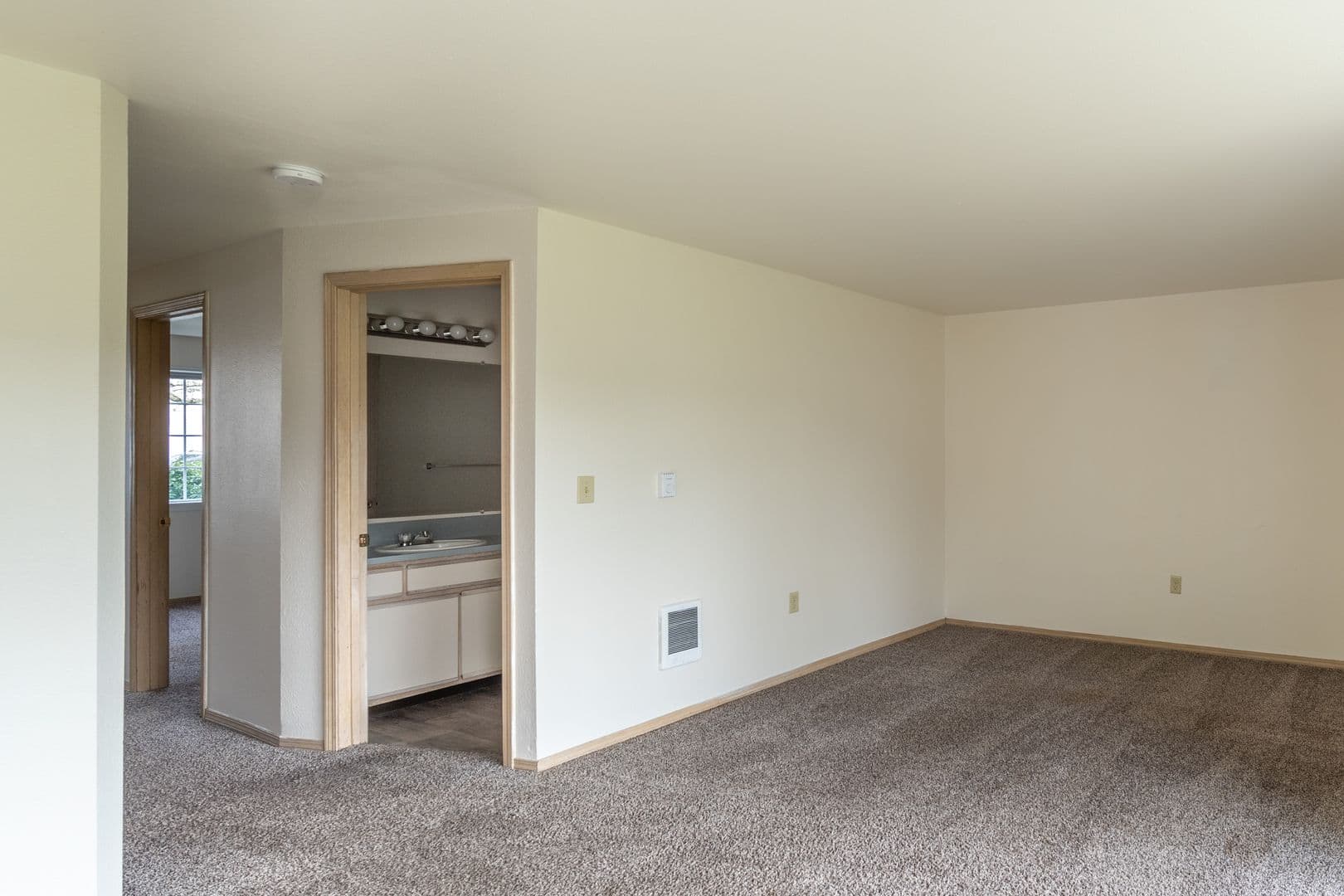 Albany Apartment: 1915 21st Avenue SE
