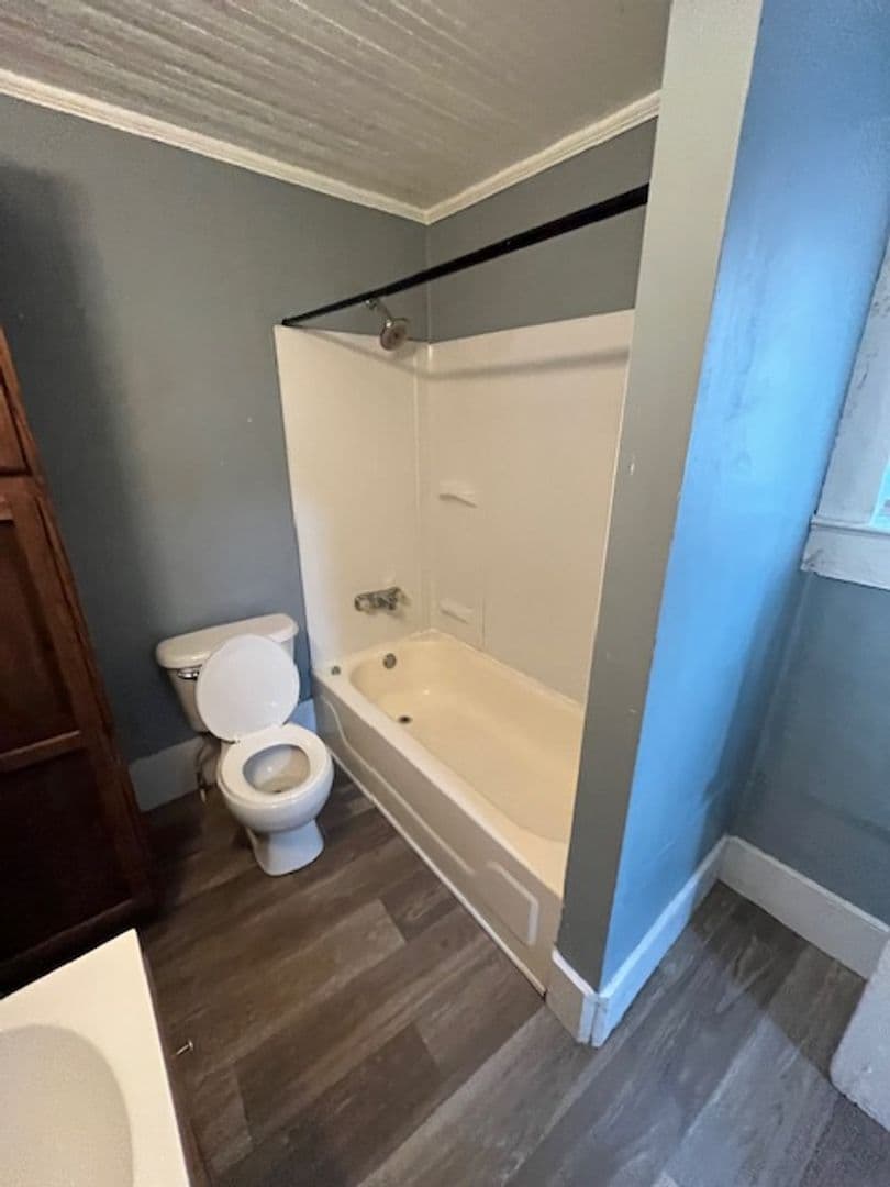 Kinston House: 305 Stough Al