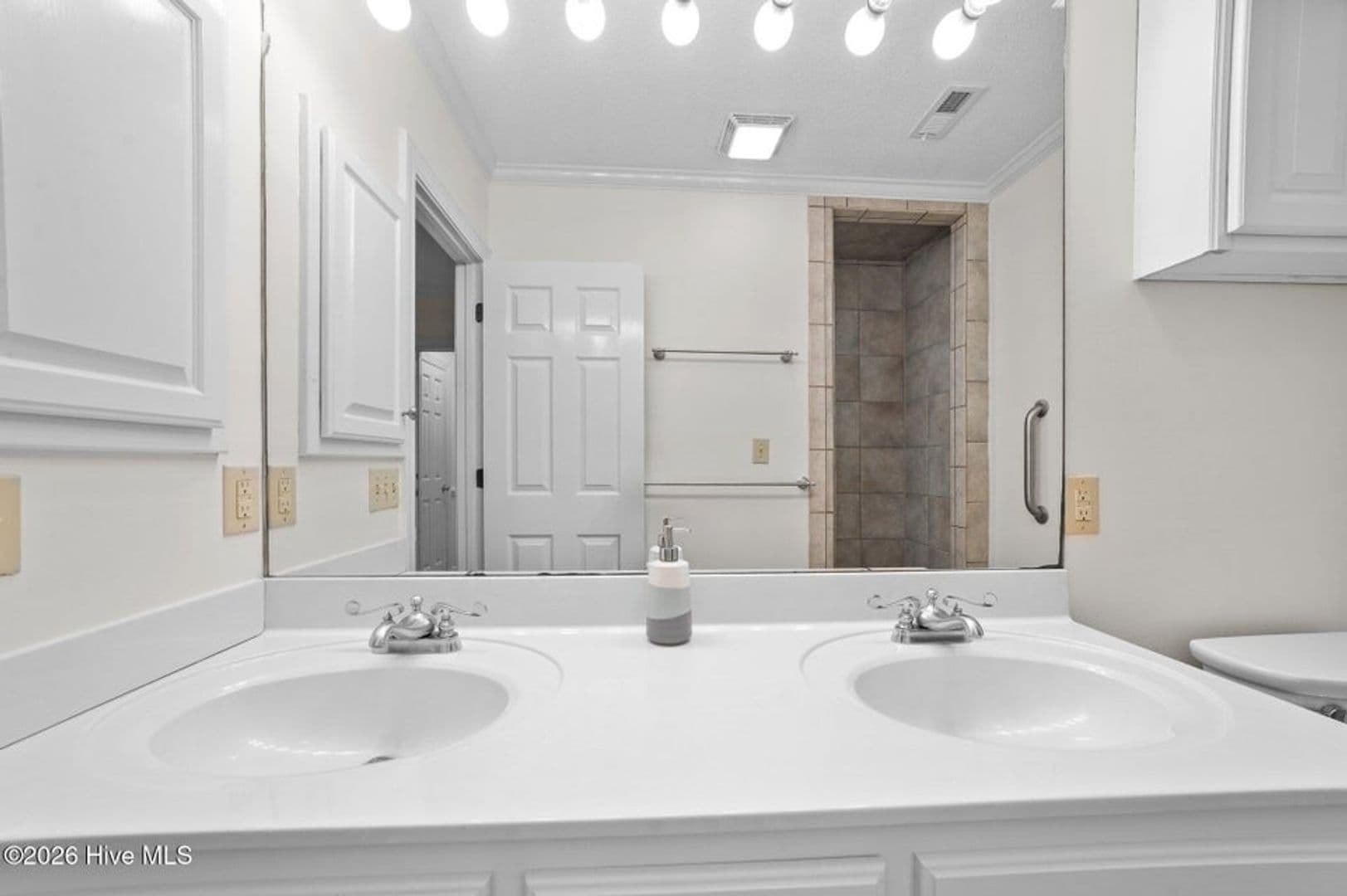 Kinstn House: 809 Greenbriar Road