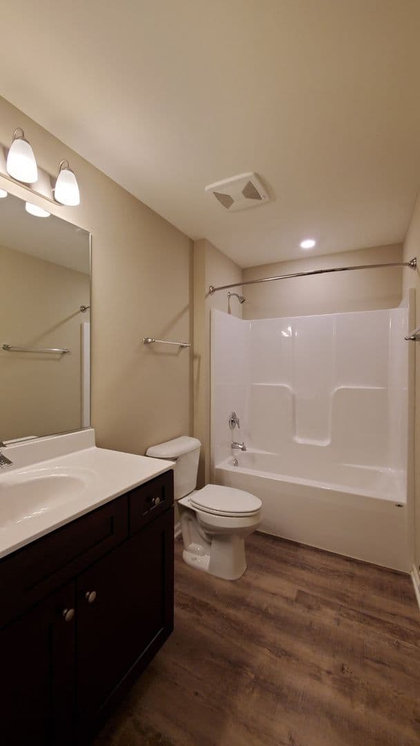 Shorewood Apartment: 467-497 Timber Pointe Dr