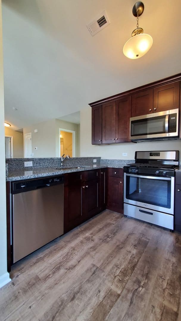 Joliet Apartment: 403-433 Timber Pointe Dr