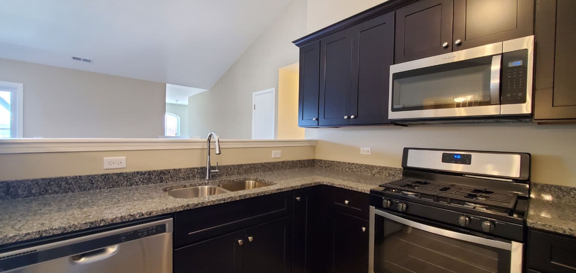 Shorewood Apartment: 467-497 Timber Pointe Dr