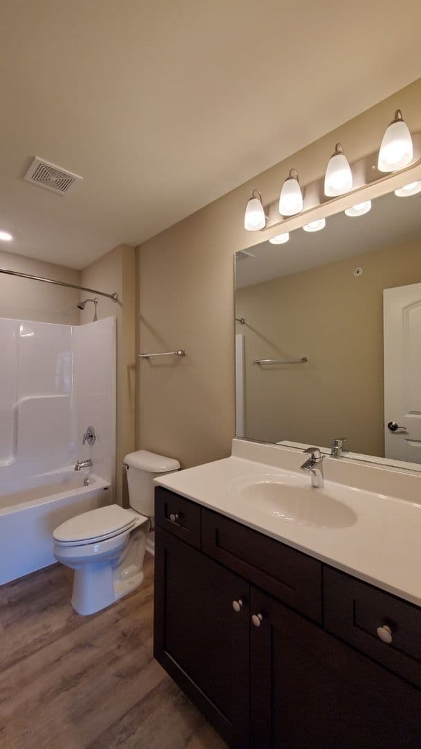 Shorewood Apartment: 467-497 Timber Pointe Dr