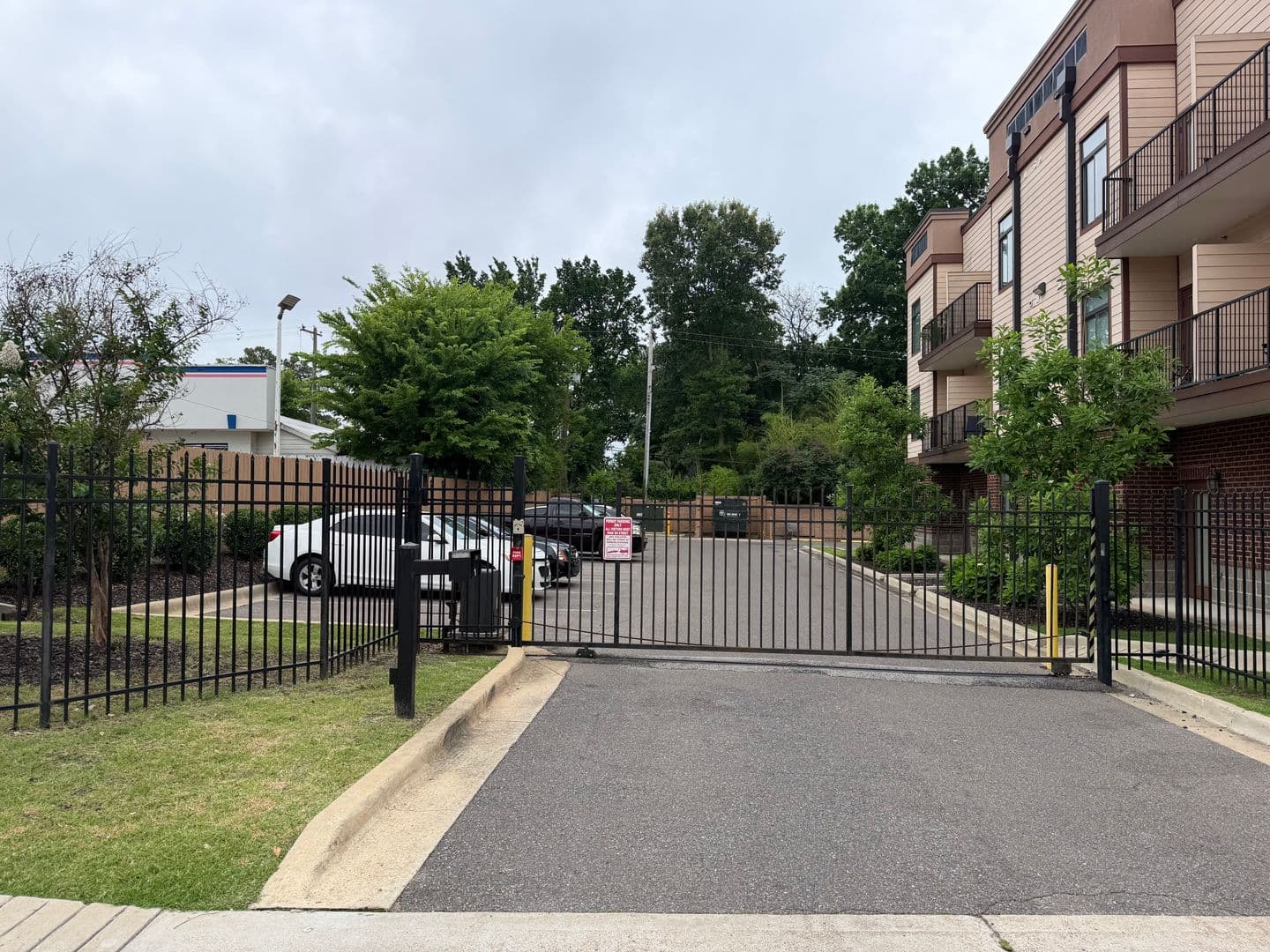 Memphis Apartment: 1655 Madison Avenue