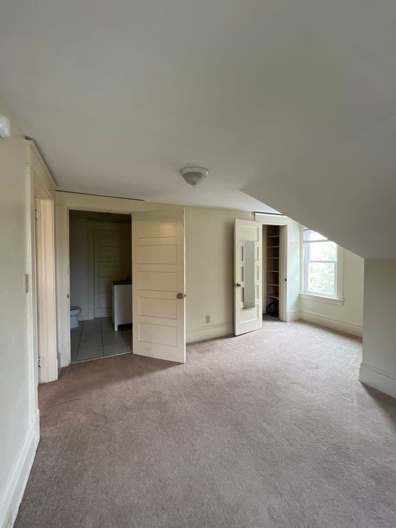 State College Apartment: 724 W College Ave, Apt 3