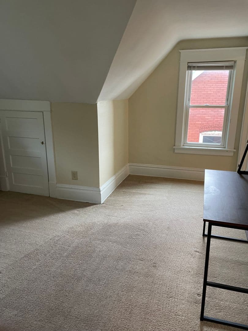 State College Apartment: 724 W College Ave, Apt 3