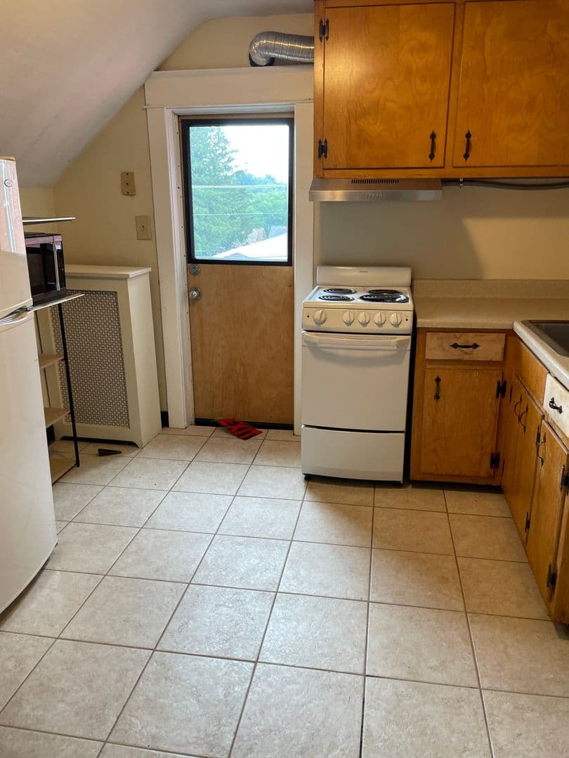 State College Apartment: 724 W College Ave, Apt 3