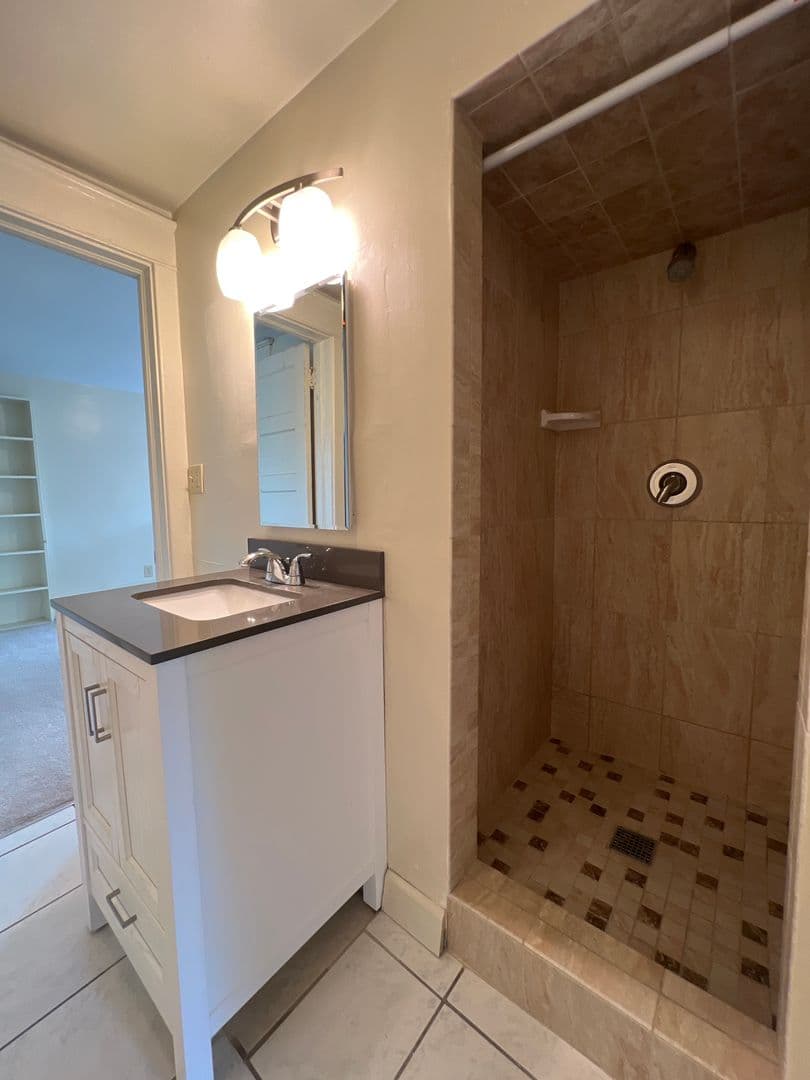 State College Apartment: 724 W College Ave, Apt 3