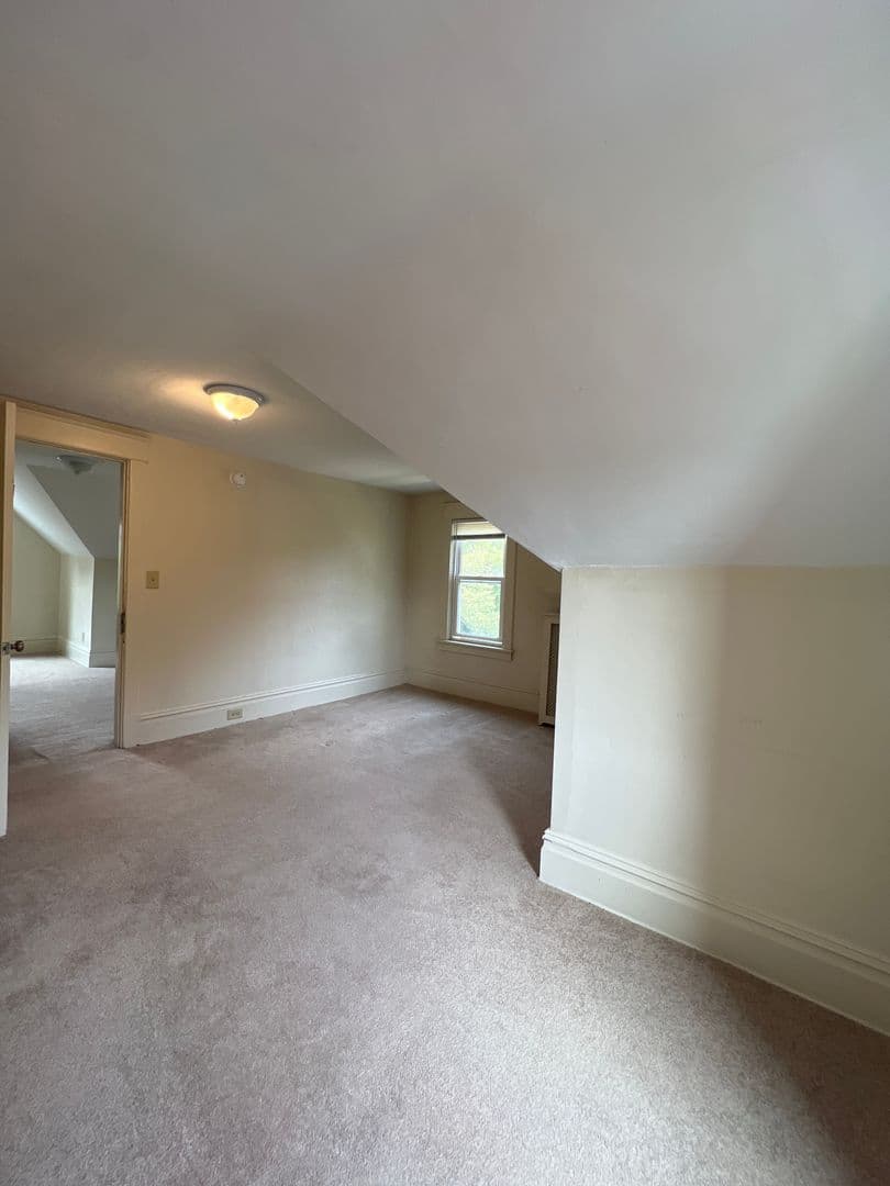 State College Apartment: 724 W College Ave, Apt 3