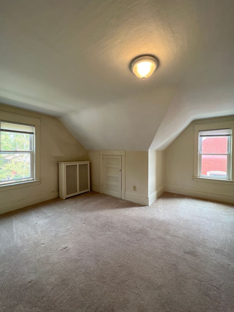 State College Apartment: 724 W College Ave, Apt 3