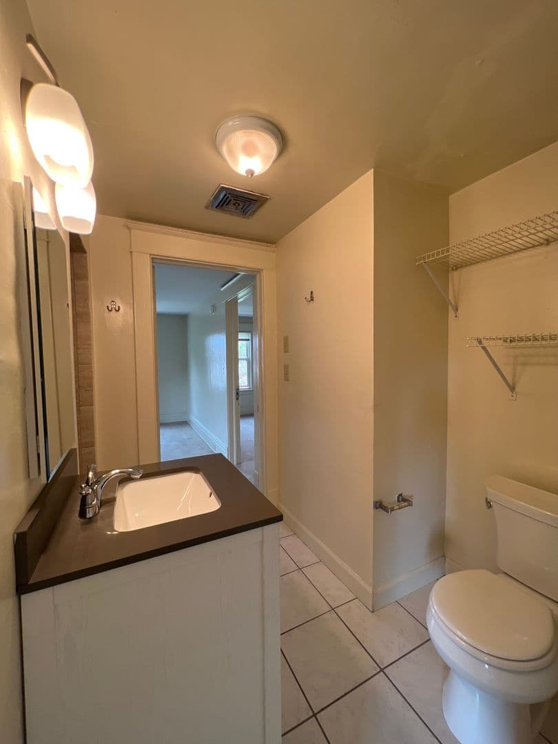 State College Apartment: 724 W College Ave, Apt 3