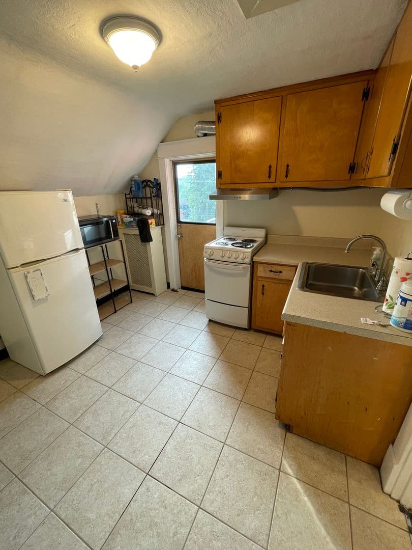 State College Apartment: 724 W College Ave, Apt 3