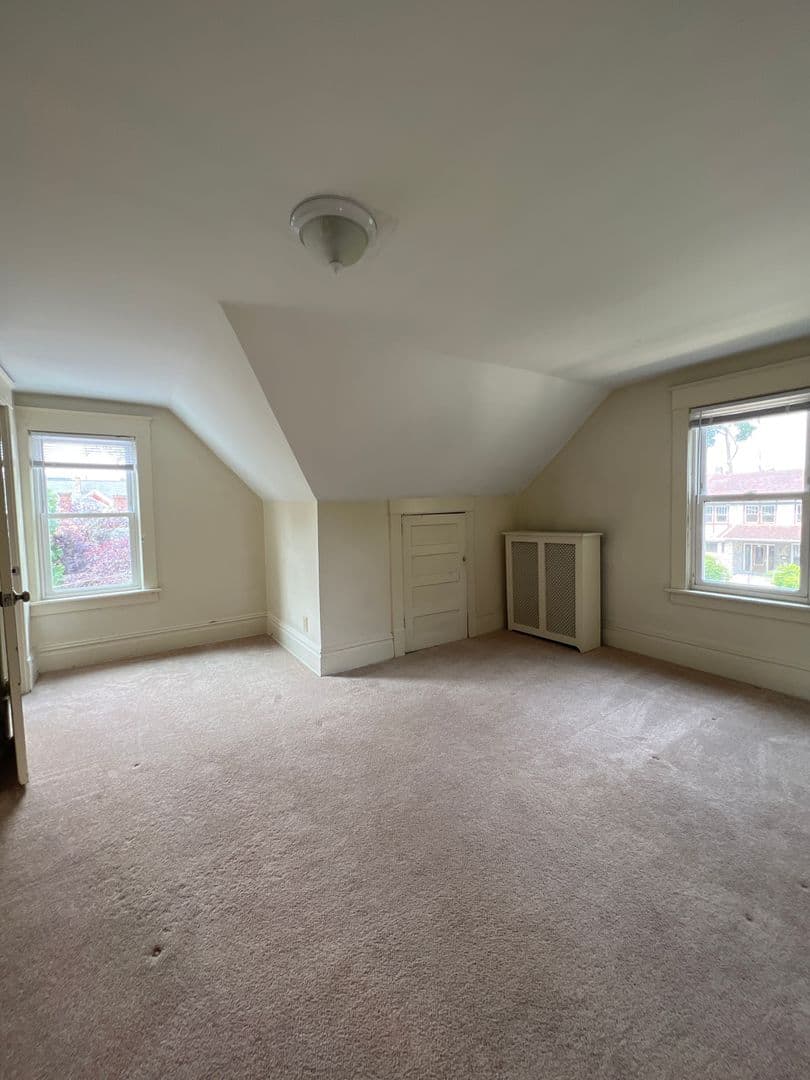 State College Apartment: 724 W College Ave, Apt 3