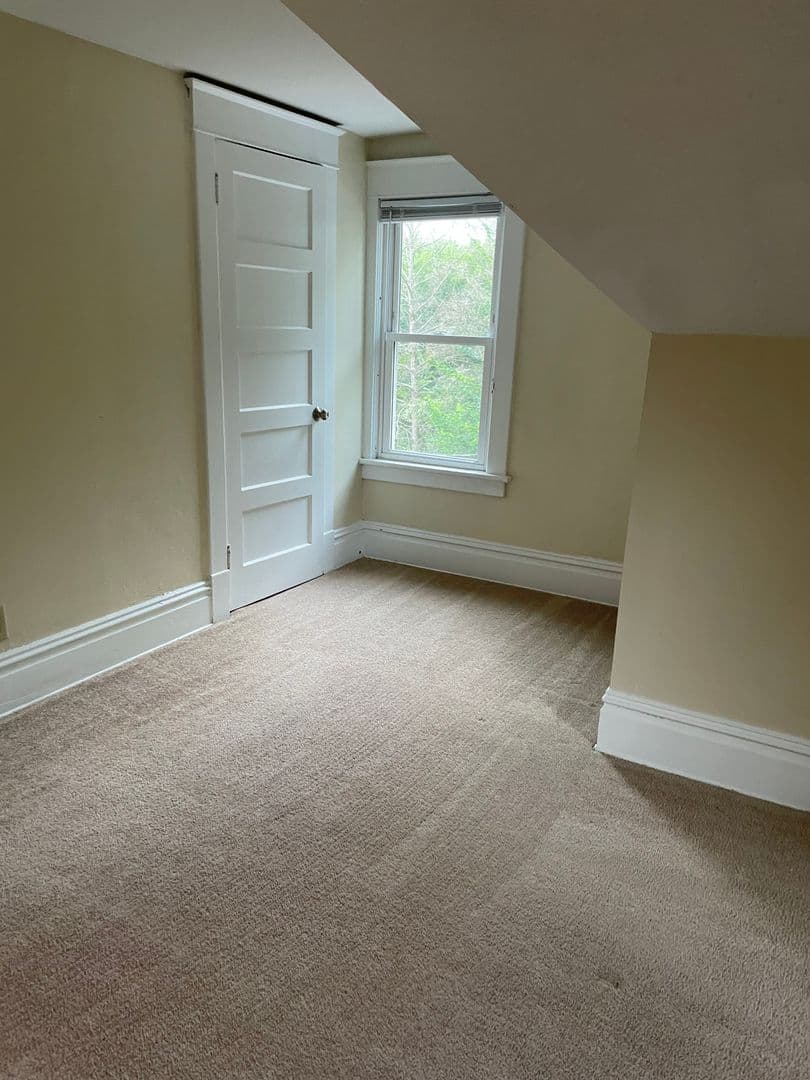 State College Apartment: 724 W College Ave, Apt 3