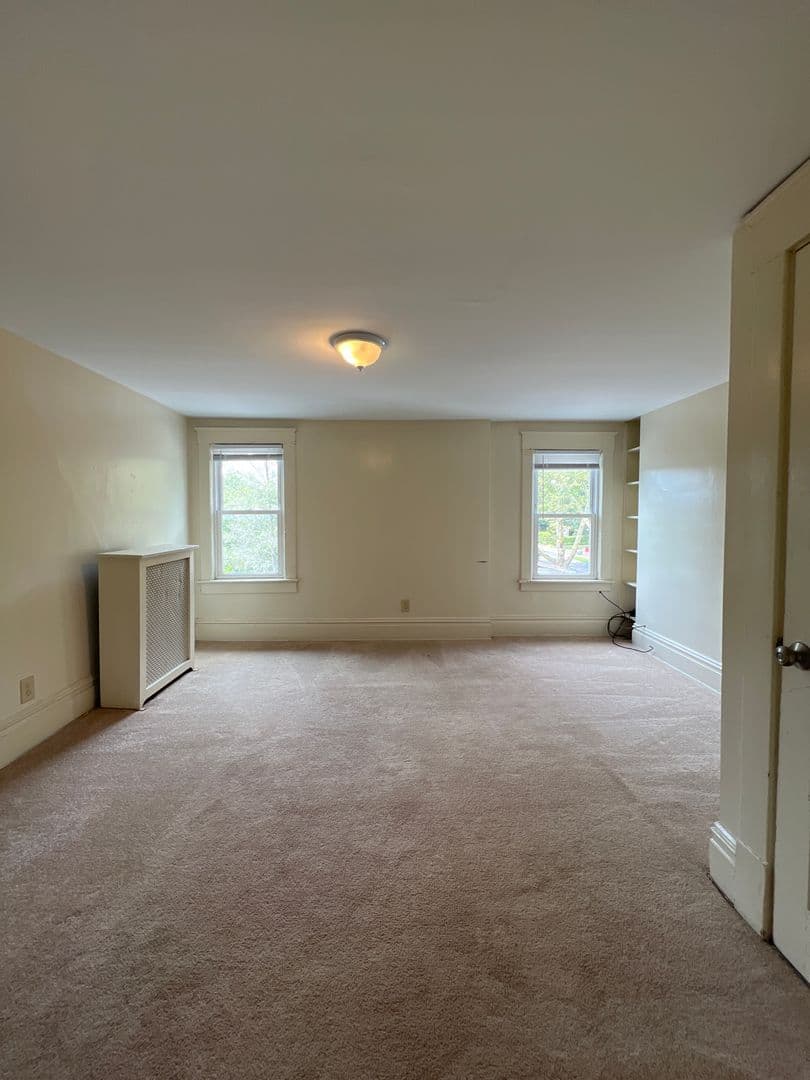 State College Apartment: 724 W College Ave, Apt 3