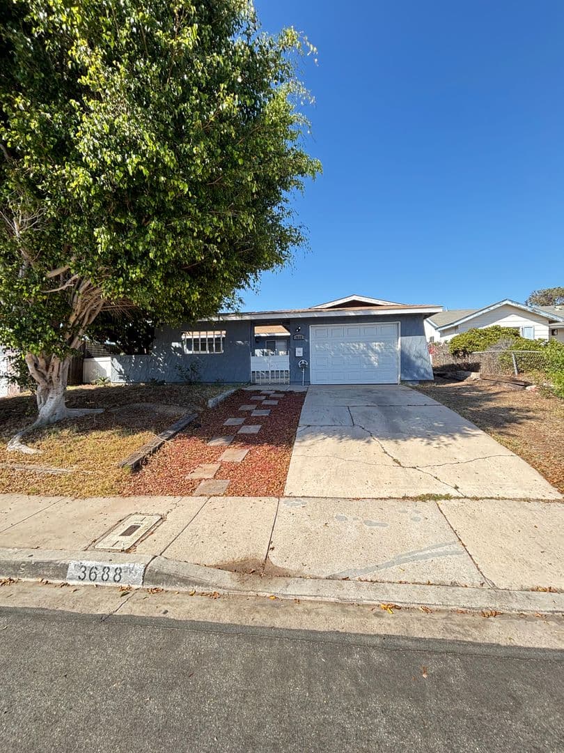 San Diego House: 3688 Agosto St