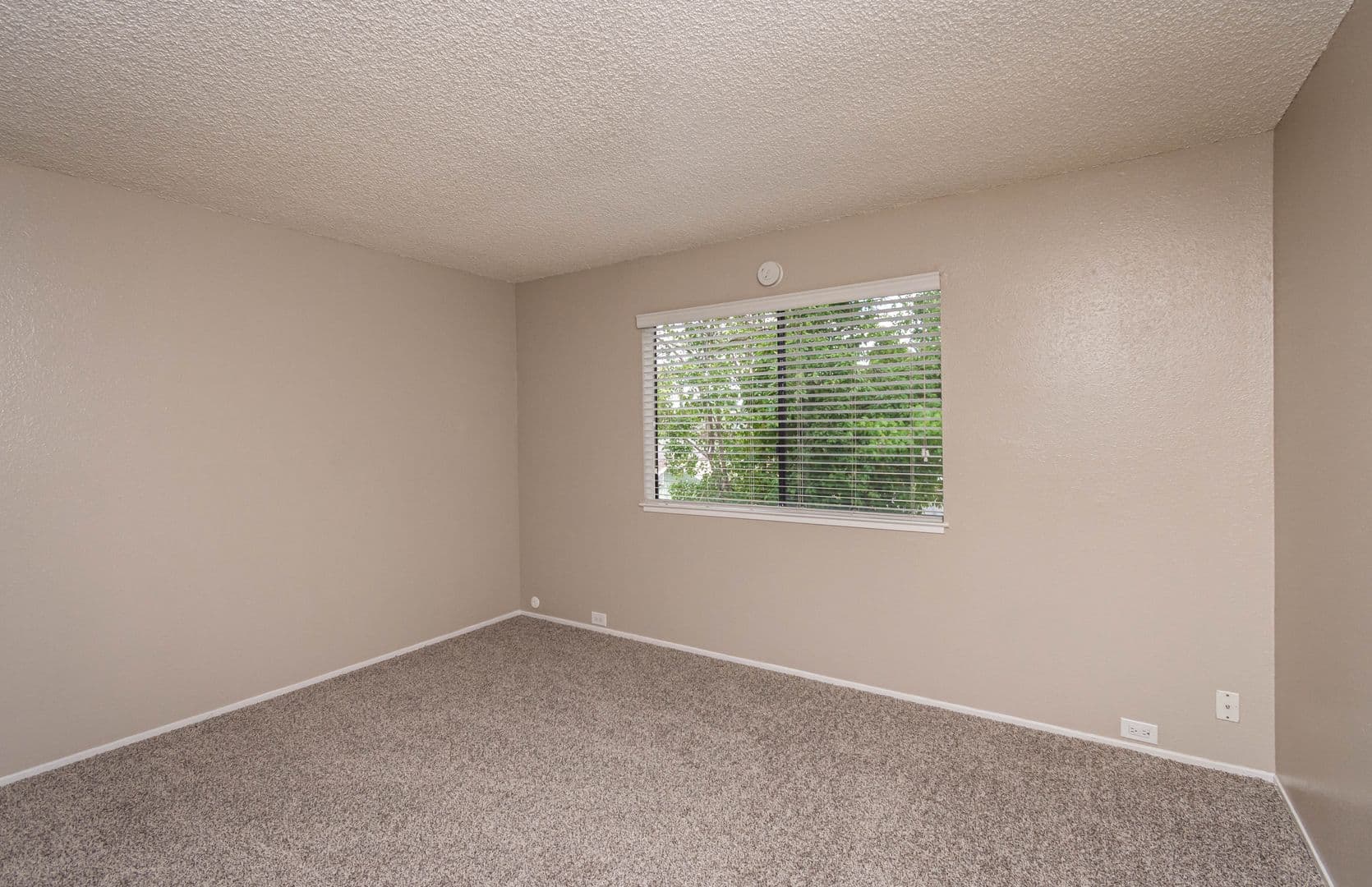 Carmichael Apartment: 5420 El Camino Ave
