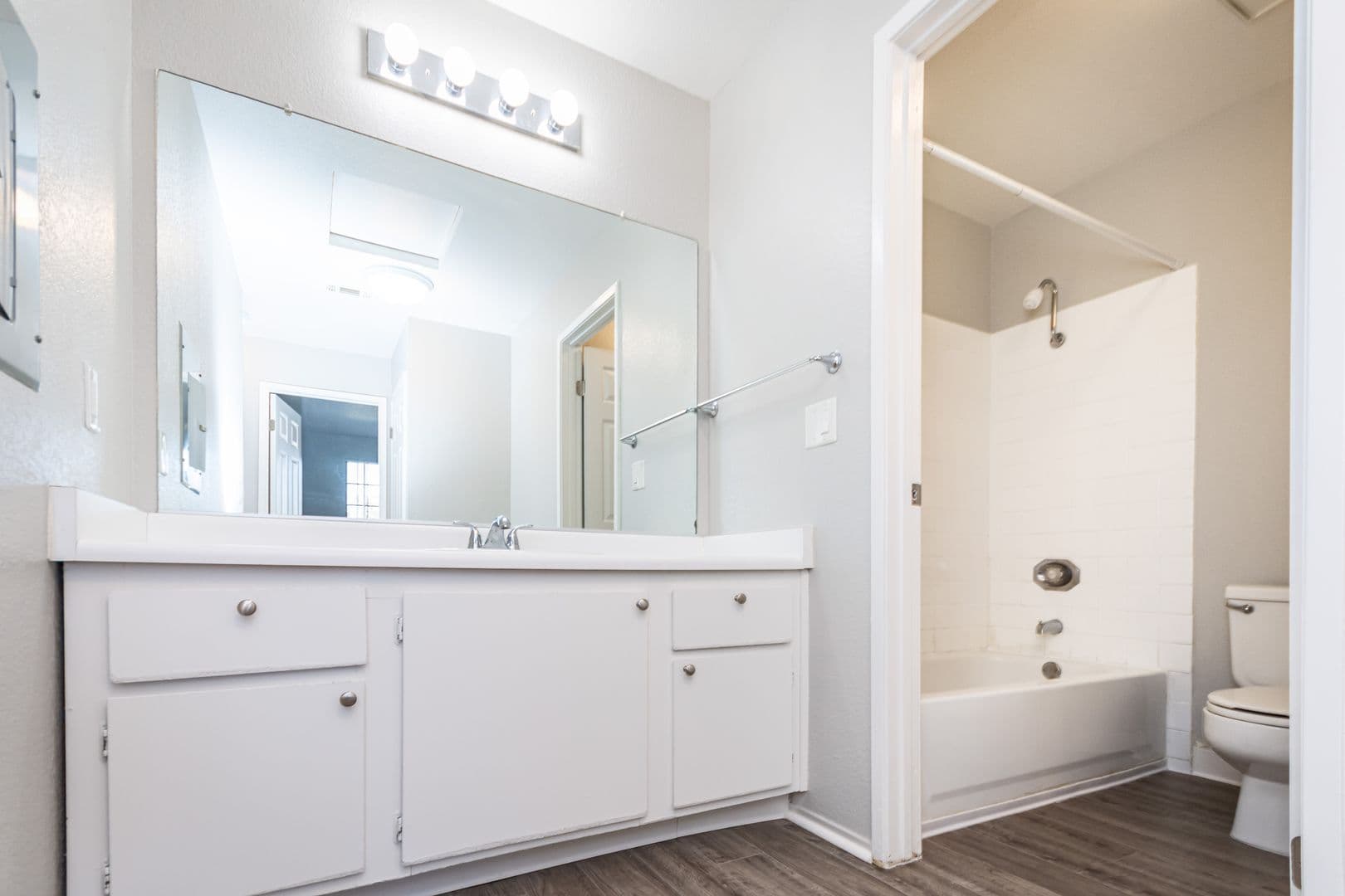 Sacramento Apartment: 4930 College Oak Dr