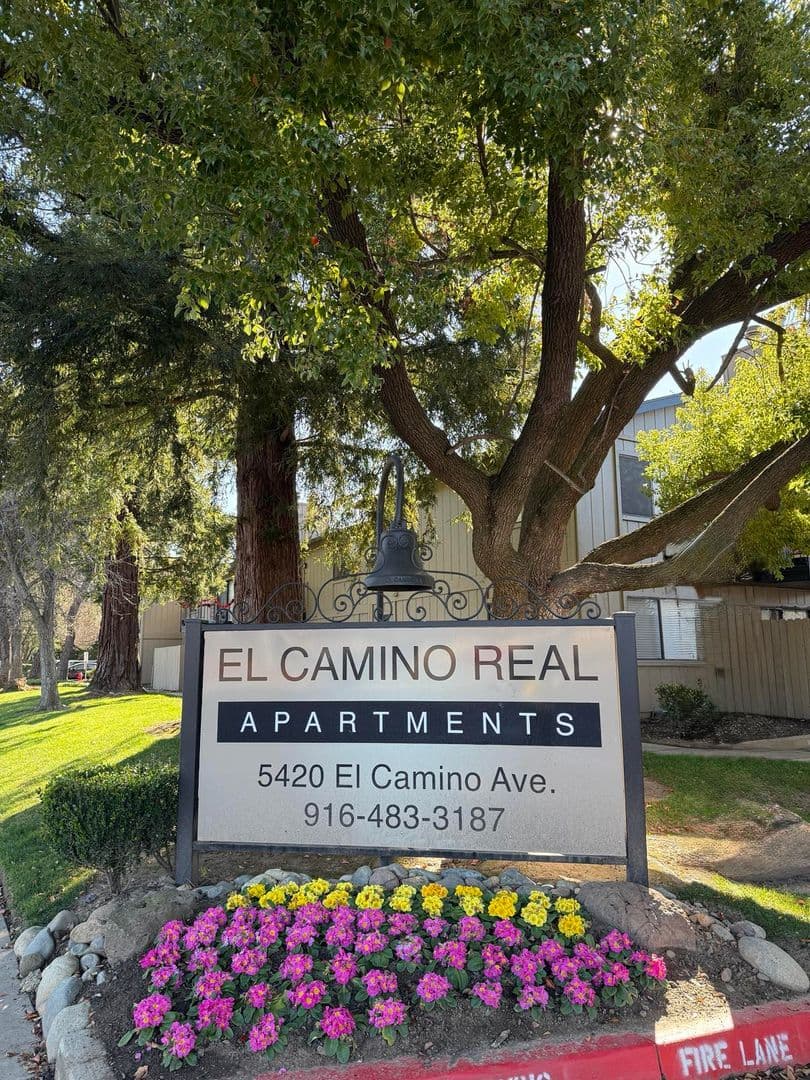 Carmichael Apartment: 5420 El Camino Ave