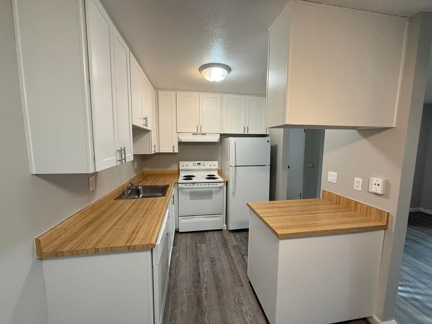Carmichael Apartment: 5420 El Camino Ave