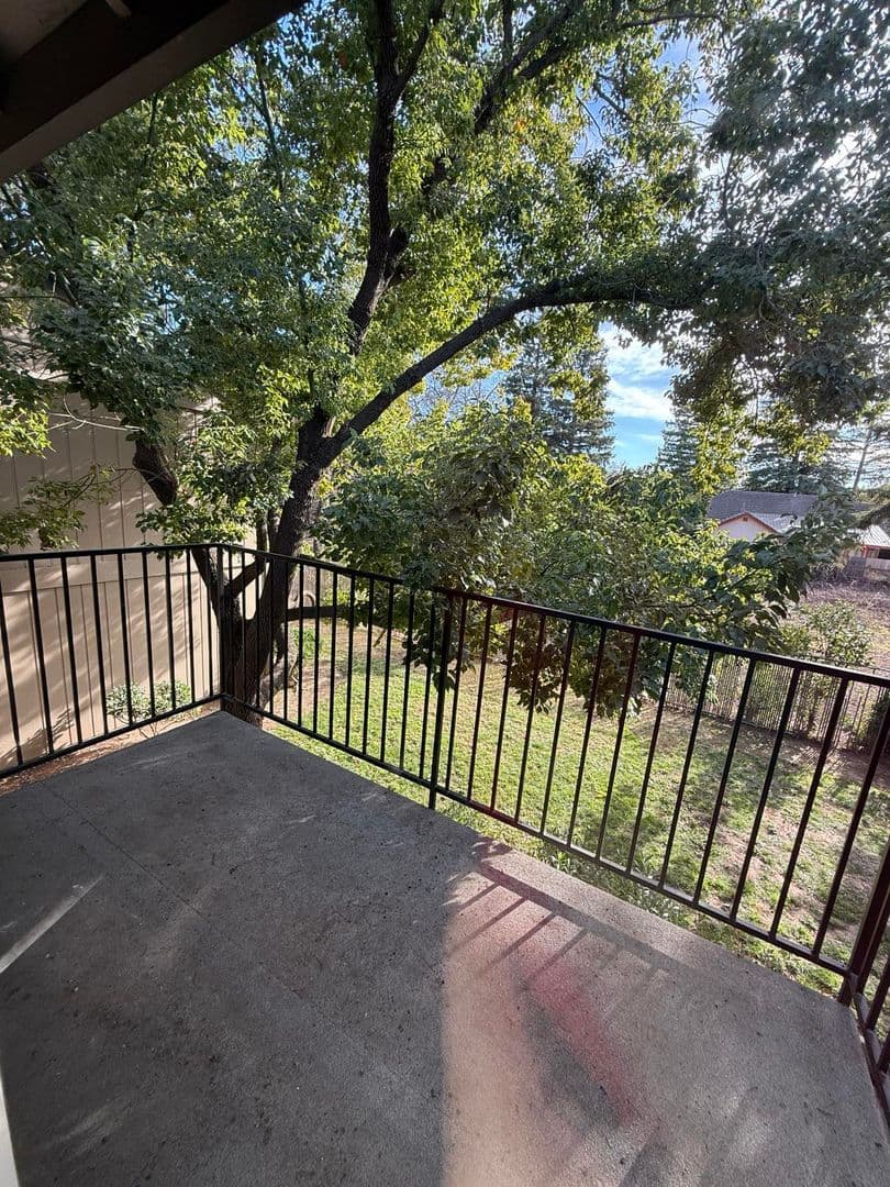 Carmichael Apartment: 5420 El Camino Ave