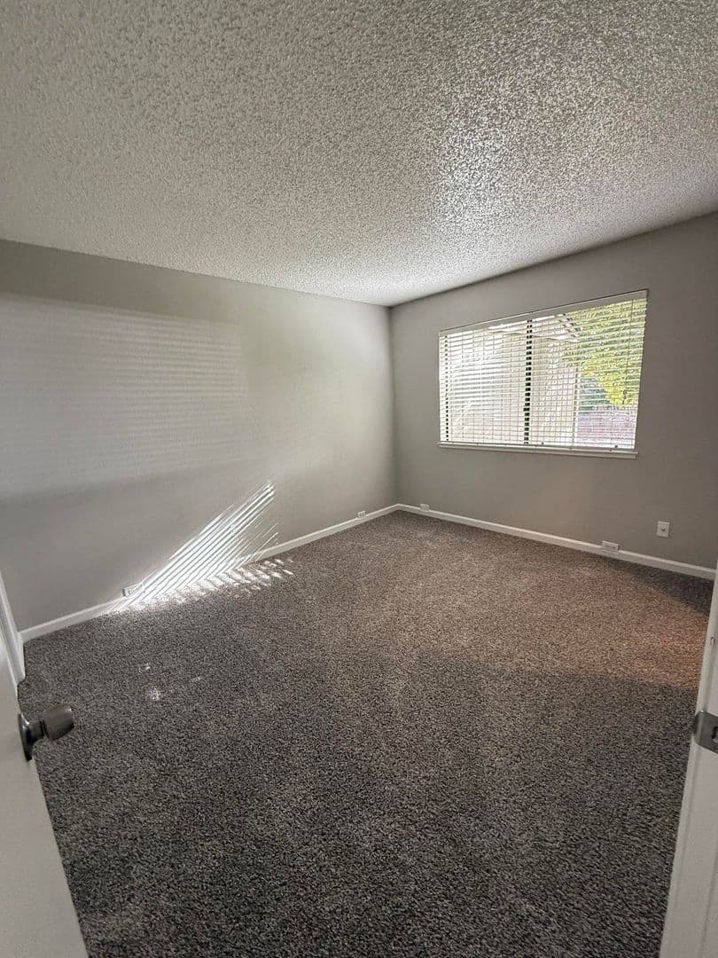Carmichael Apartment: 5420 El Camino Ave