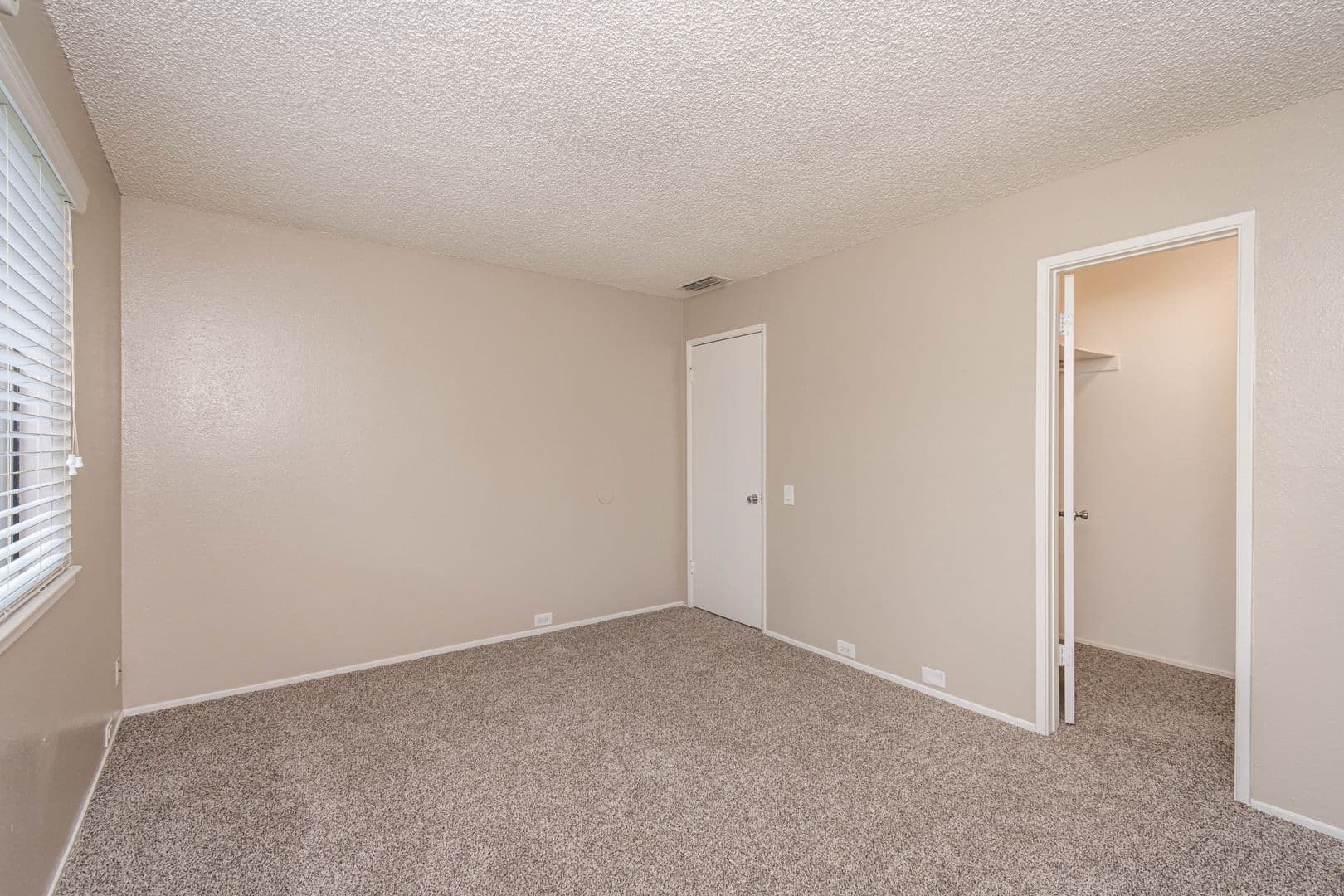 Carmichael Apartment: 5420 El Camino Ave