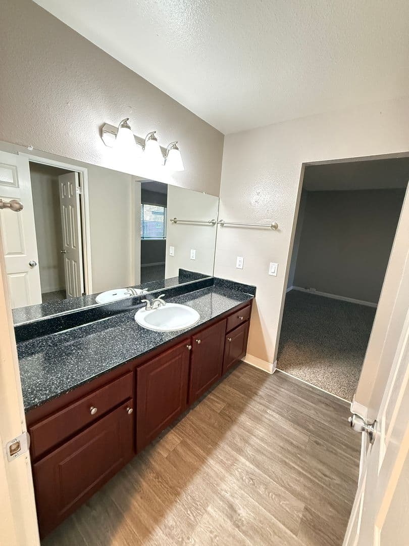 Carmichael Apartment: 5420 El Camino Ave