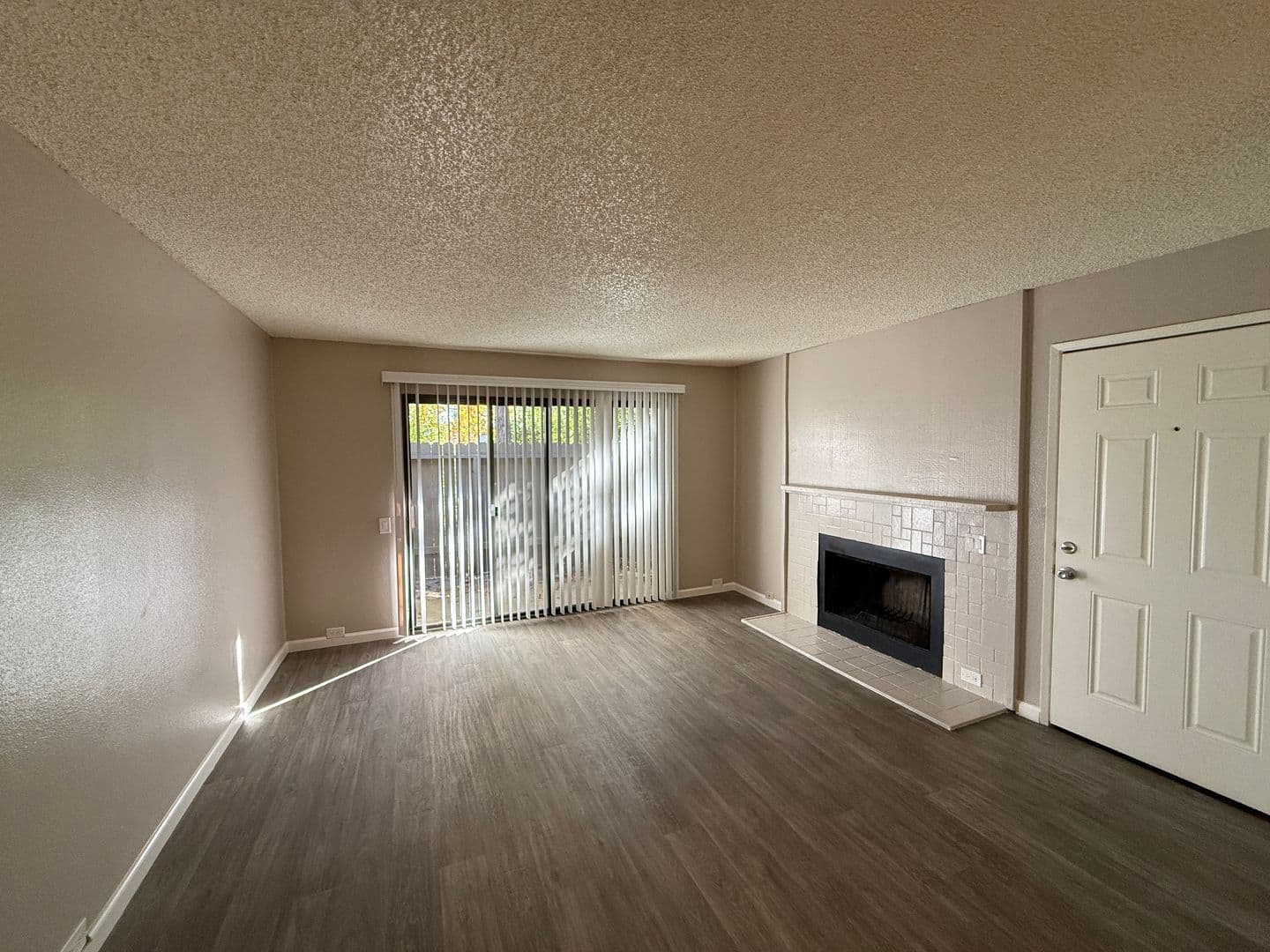 Carmichael Apartment: 5420 El Camino Ave
