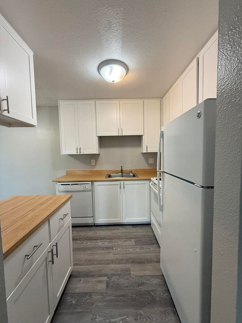 Carmichael Apartment: 5420 El Camino Ave