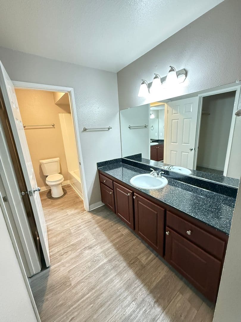 Carmichael Apartment: 5420 El Camino Ave
