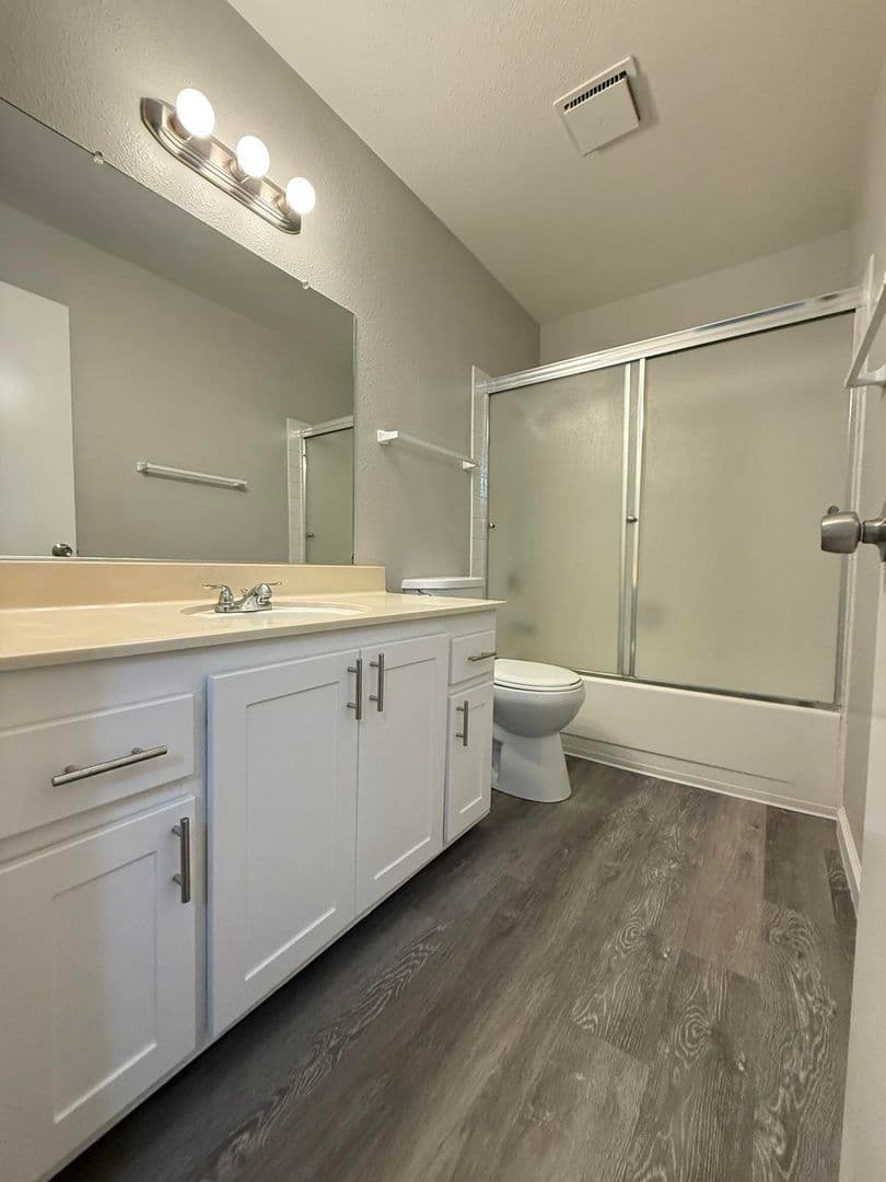 Carmichael Apartment: 5420 El Camino Ave