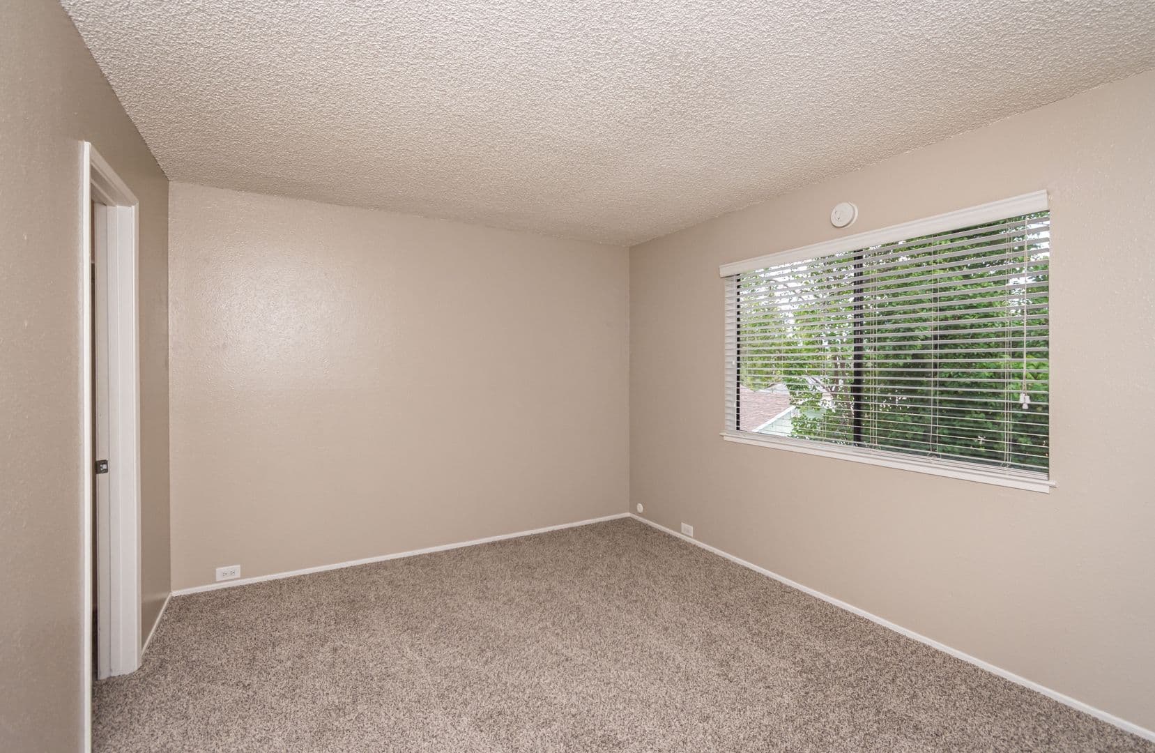 Carmichael Apartment: 5420 El Camino Ave