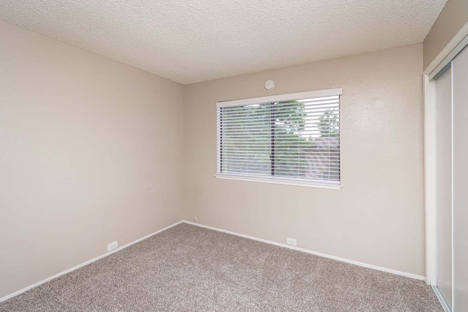 Carmichael Apartment: 5420 El Camino Ave