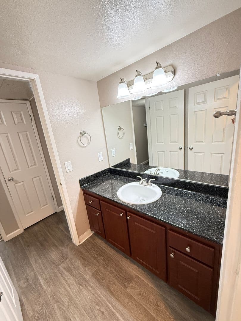 Carmichael Apartment: 5420 El Camino Ave
