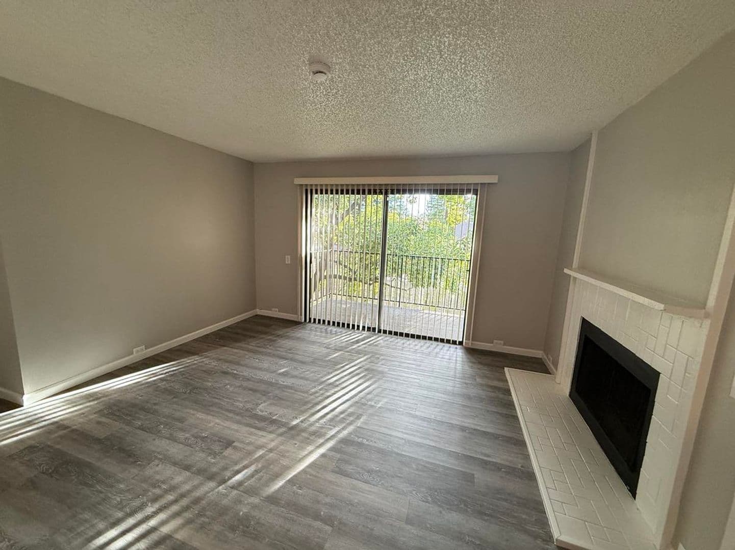Carmichael Apartment: 5420 El Camino Ave
