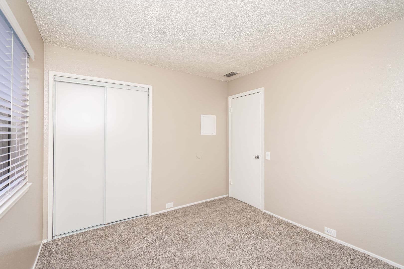 Carmichael Apartment: 5420 El Camino Ave