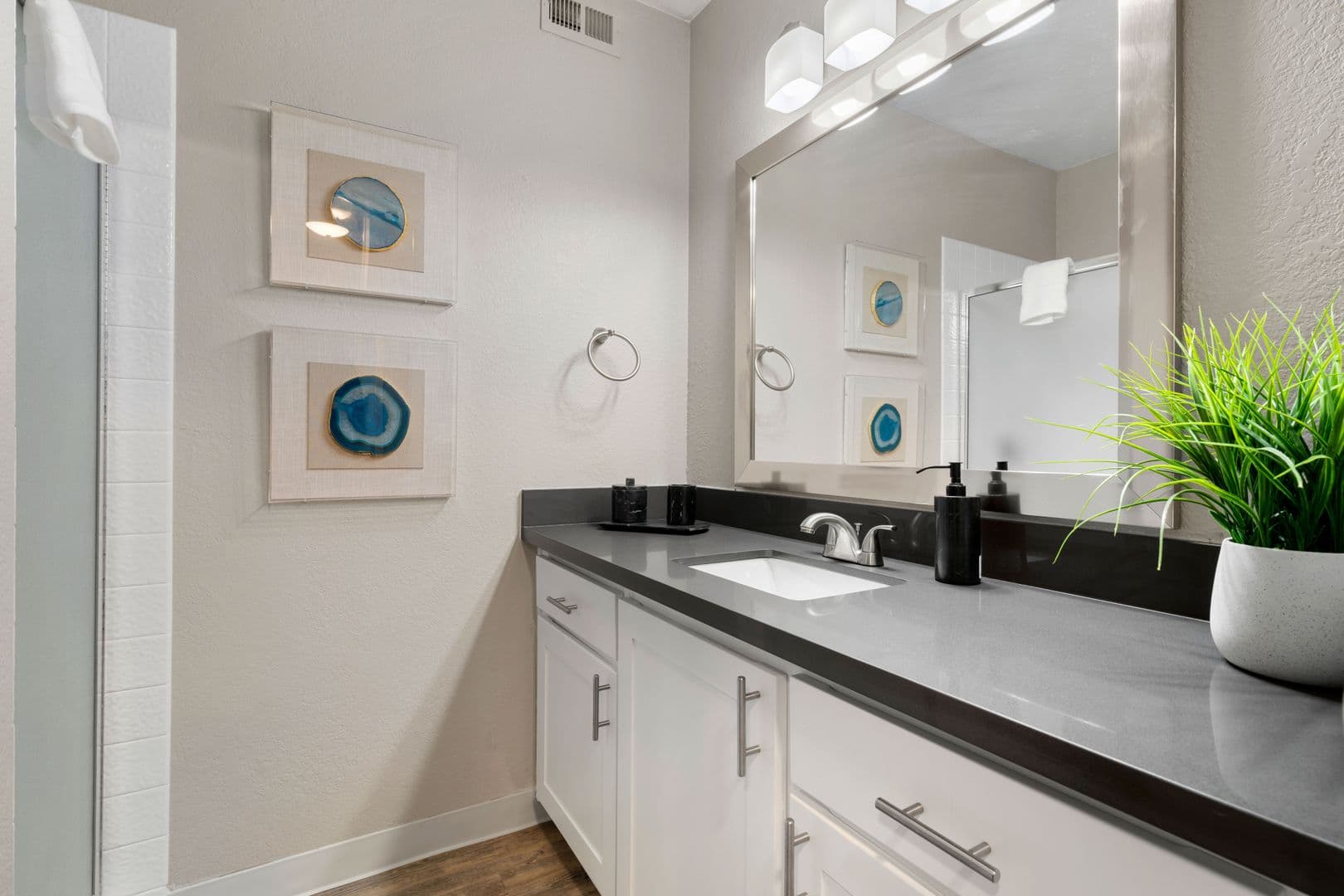 Roseville Apartment: 425 Cirby Way